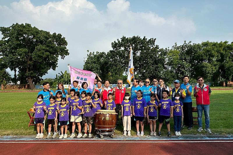 玉光國小戰鼓隊以鏗鏘鼓聲迎接南大聖火，展現南方熱情與在地教育能量。
