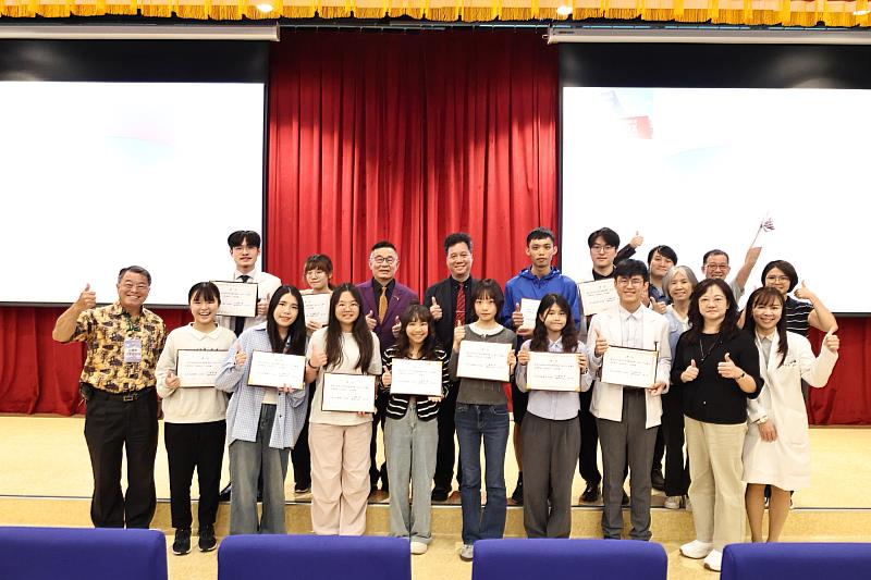 中山醫大頒發双美人才永續培育獎學金，獲獎學生與捐助者双美生技董事長林齊國、醫學院院長葉兆斌（後排左3、左4）及在場師長共同合影。