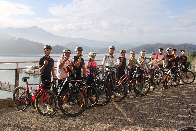 美利達與中衛中心帶領9家體系夥伴破風環日月潭，象徵團結與協同共進精神，共同見證計畫「十全十美」成果。