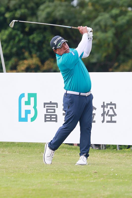 泰國高球好手馬山打完2025富邦長春公開賽第2輪後暫居第3,落後托馬倫3桿。