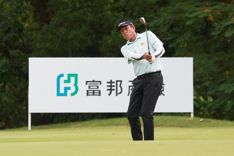泰國高球名將托馬倫今日在2025富邦長春公開賽第2輪擊出68桿佳績，躍居領先榜首。