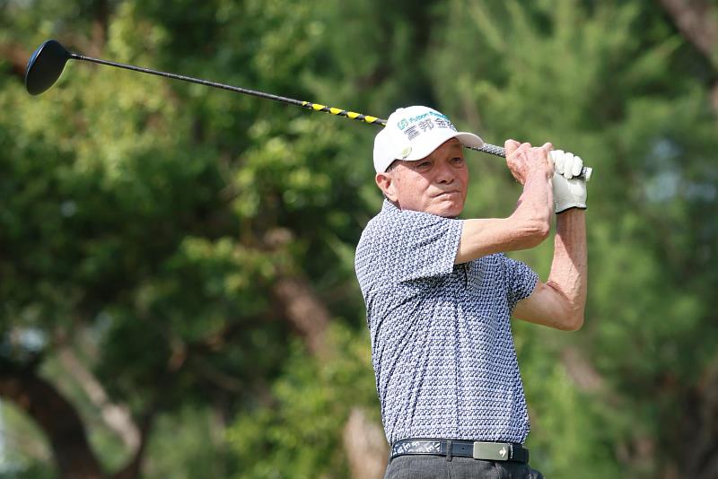 富邦長春公開賽共同創辦人謝敏男,今(30)日在2025富邦長春公開賽超級長春組首輪再度秀出同齡同桿美技。