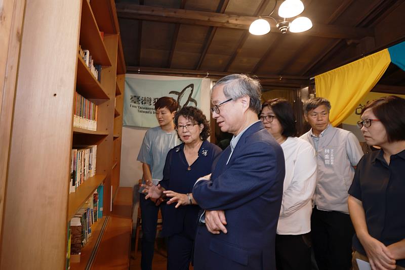 嘉義市獨立書店「島呼冊店」於「台灣圖書室」異地重啟,創會理事長鄭書勉(左2)為文化部長李遠導覽介紹。