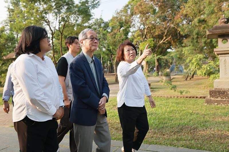文化部長李遠（中）、立法委員王美惠（左）在嘉義市長黃敏惠陪同下，訪視嘉義史蹟資料館園區，瞭解災損情形。