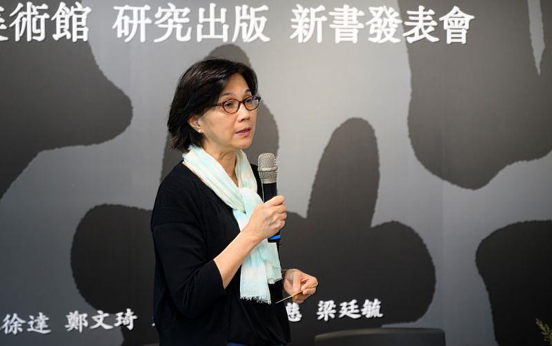 新北市美術館賴香伶館長於《民間轉向－地方藝術的解殖與實踐》新書發表會上致詞。（新北市美術館提供）