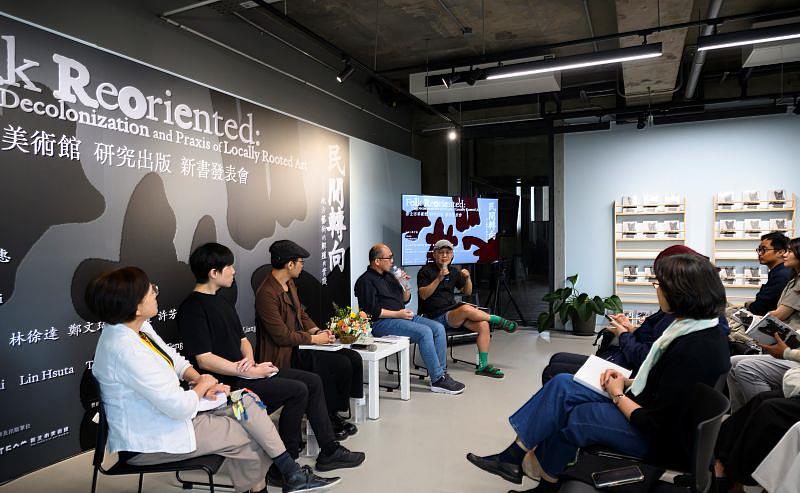 《民間轉向－地方藝術的解殖與實踐》一書主編高千惠（從左至由）及撰文者梁廷毓、朱峯誼、林徐達及鄭文琦。（新北市美術館提供）