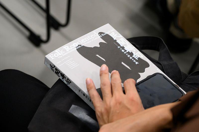 《民間轉向－地方藝術的解殖與實踐》新書封面。（新北市美術館提供）
