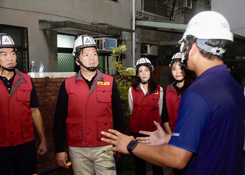 代理市長邱臣遠前往東大路四段下陷視察狀況