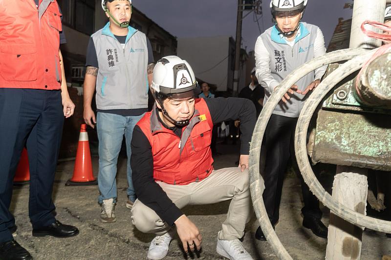 代理市長邱臣遠前往東大路四段下陷視察狀況