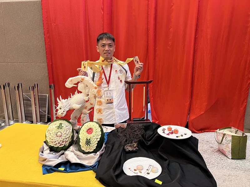 嘉藥生活系林宇志，以果雕作品「鰲遊天下」驚艷全場