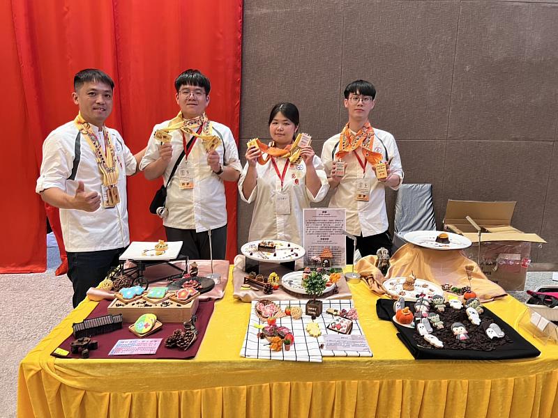 嘉藥林宇志老師、郭聖泓、林咨妤及吳岳錡（左至右）在馬來西亞比賽中大放異彩