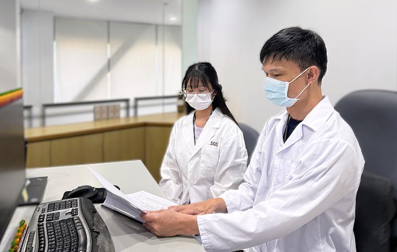 林吟芯（左）大四時參加北分署大專青年預聘計畫，在職場導師教導接受系統化訓練，實習結束後即獲得留任成為正式員工。