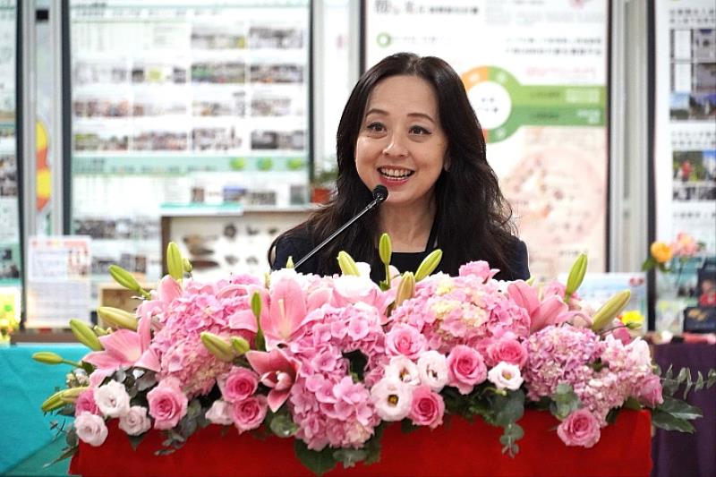 台灣創價學會美術館館長呂慧甄感謝中華大學連續四年舉辦展覽，並肯定學生導覽參與展現出永續理念的實踐力。