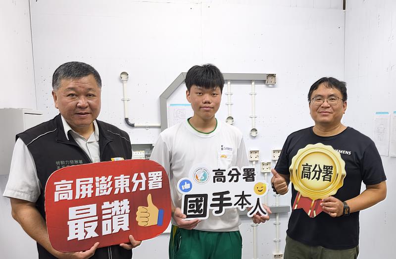 高分署分署長郭耿華（左）也特別到高雄高工勉勵楷翔為國爭光。