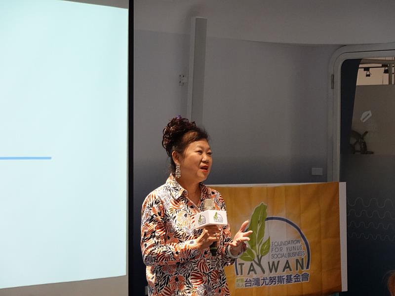 台灣尤努斯基金會執行長王絹閔致詞。