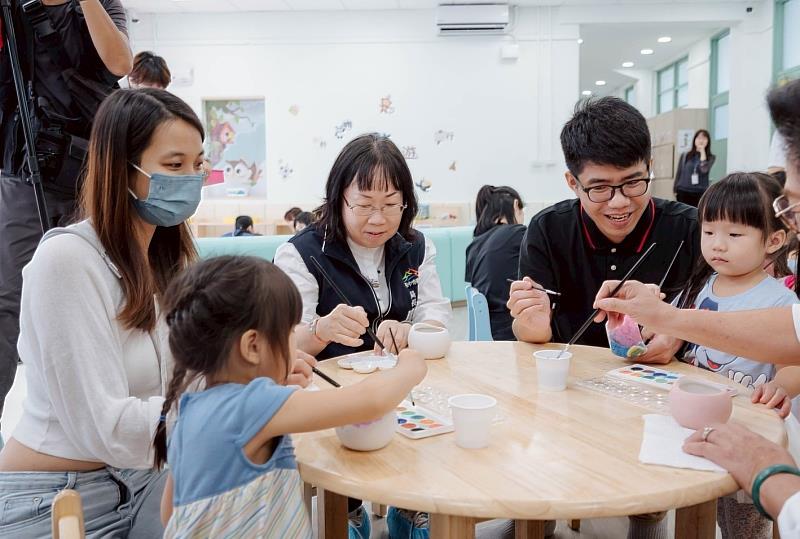 台中市副市長賴淑惠（中）與民眾一起彩繪貓頭鷹吉詳物。