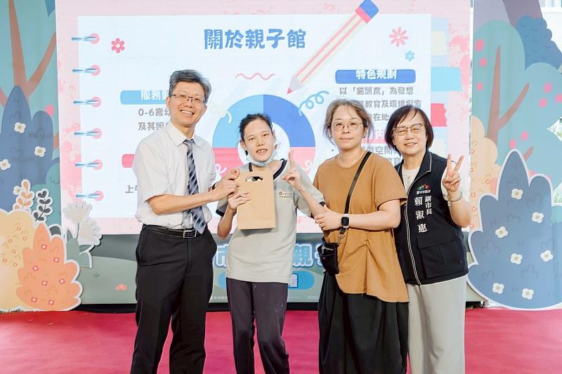 台中市霧峰親子館開幕，台中市副市長賴淑惠（右1）、亞大幼教系主任陳昇飛（左1）與參與民眾合影。