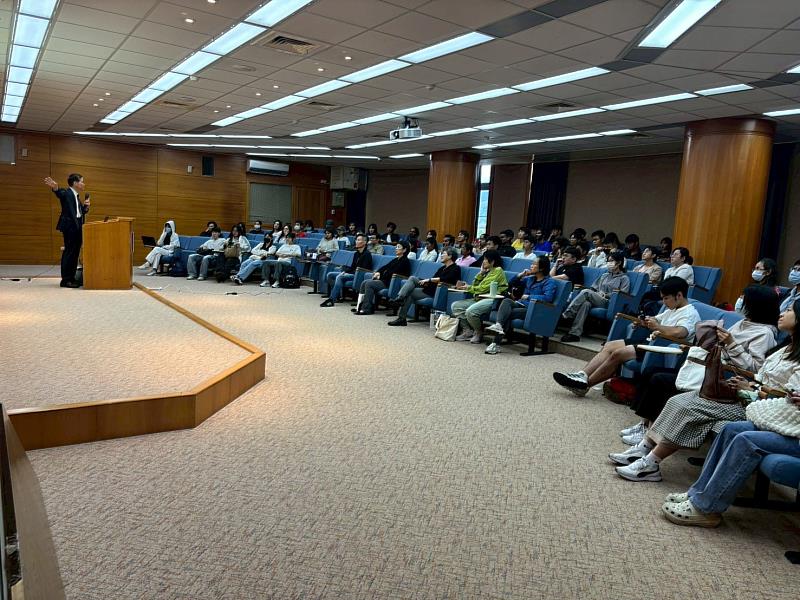 座談會參與同學相當踴躍，坐無虛席。