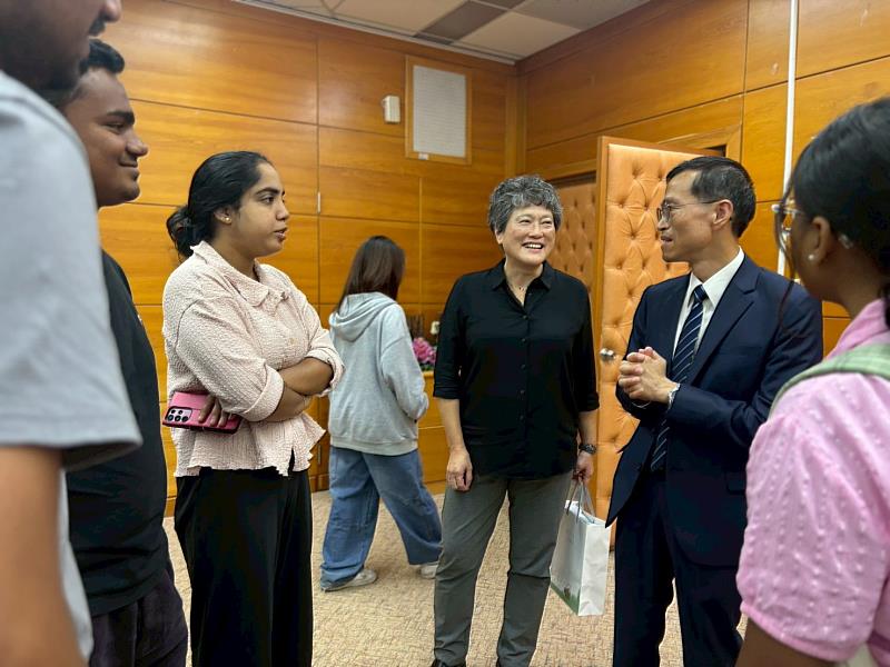 分享會後東華大學印度學生與陳處長交流談話。