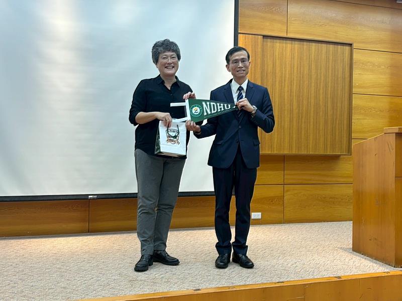 國際處蘇處長致贈外交部東辦陳處長紀念品。