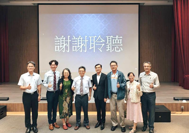 何豐名院長與公衛學院醫管系黃光華主任和教師合影。