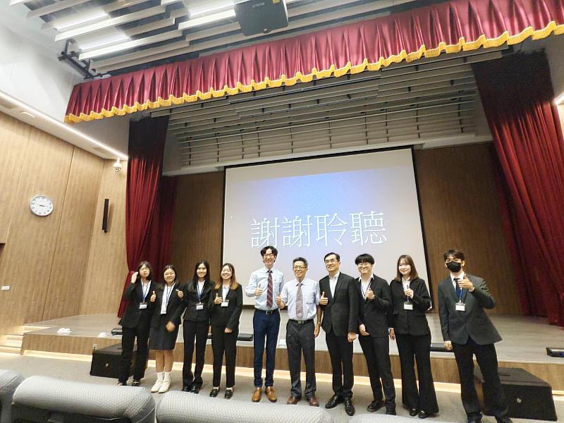 何豐名院長與公衛學院醫管系師生合影。