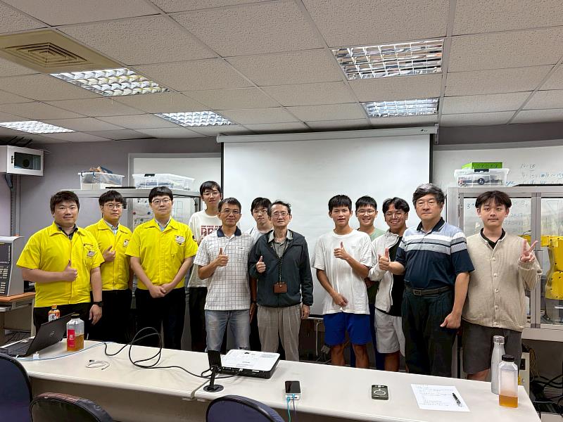 機器人系攜手發那科（Fanuc）辦理機器手臂技術研習營，全體參訓師生合影