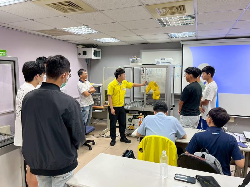 台灣發那科（Fanuc）林昭元工程師實作示範