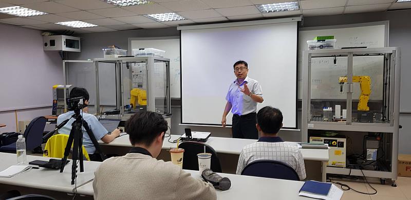 工程學院江智偉院長勉勵參賽選手並致謝台灣發那科（Fanuc）工程師