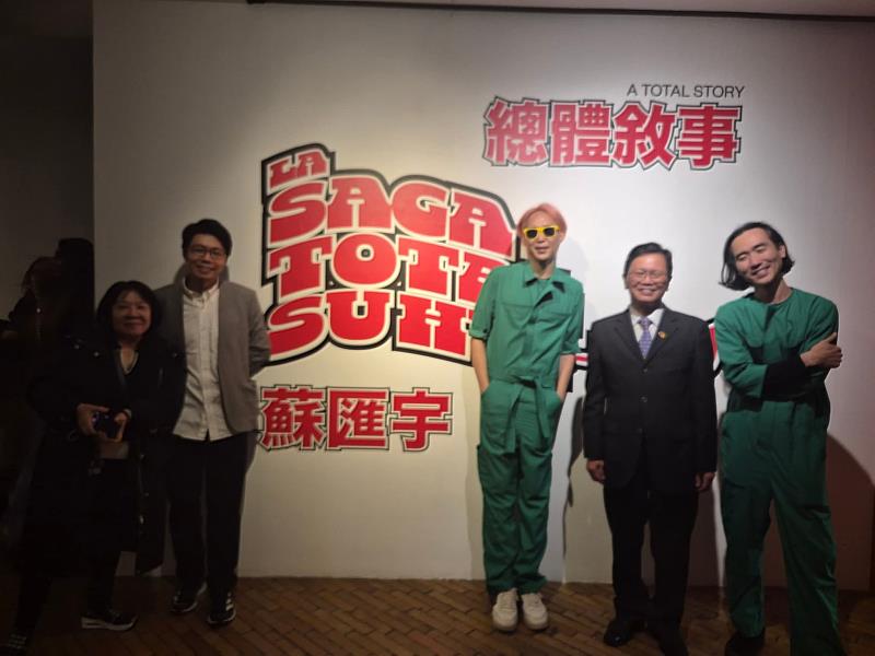 朱代表(右2)、蔡秘書慧玲(左1)、藝術家蘇匯宇(右3)、藝術家鄭先喻(右1)、台北當代藝術館展覽組組長吳中平(左2) 於個展主視覺前合影。
