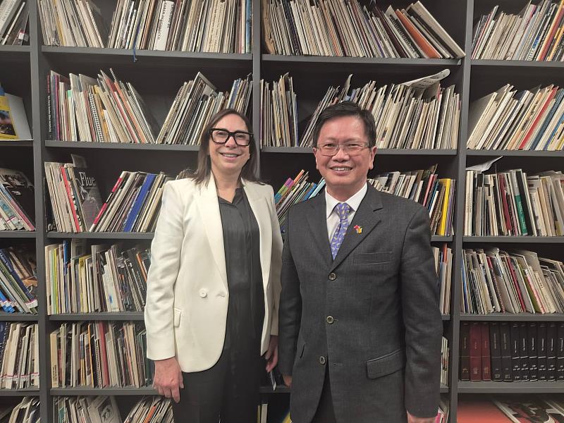 朱代表與波哥大現代美術館館長Martha Ortiz合影。