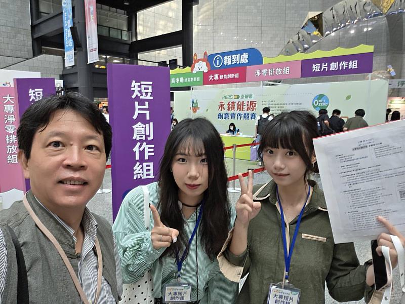 資傳系張世熙主任（左起）與陳翰儀、郭芷岑合影