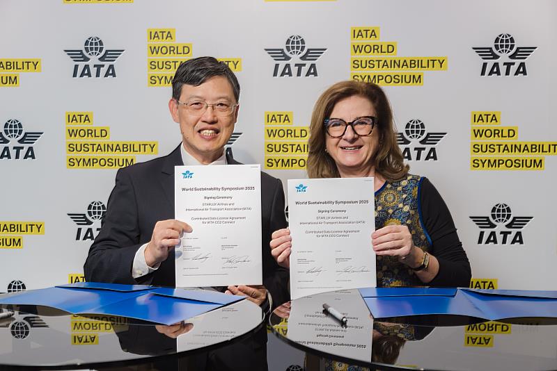 雙方於21日在香港舉辦的2025世界永續性研討會（World Sustainability Symposium）正式簽約，左至右為星宇航空由採購長黃介至及國際航空協會永續發展資深副總裁暨首席經濟學家Marie Owens Thomsen。