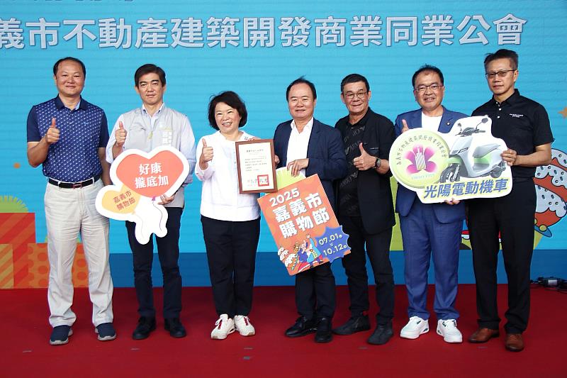 黃敏惠市長頒發感謝狀