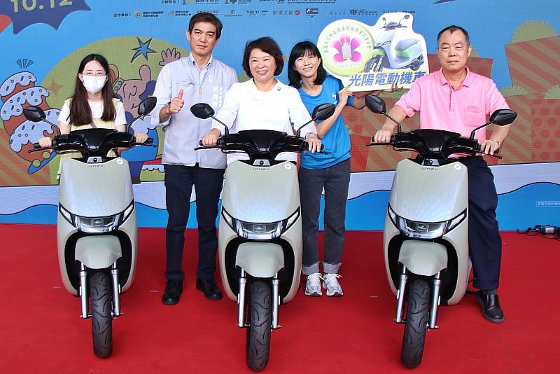 黃敏惠市長與幸運抽中光陽電動機車的民眾開心合影