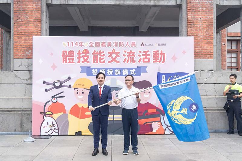 代理市長邱臣遠授旗予義消總隊長余邦彥。