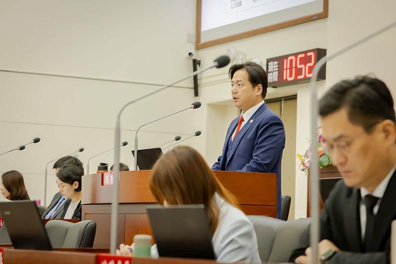 新竹市議會第11屆第6次定期會，邱臣遠代理市長赴議會施政報告。