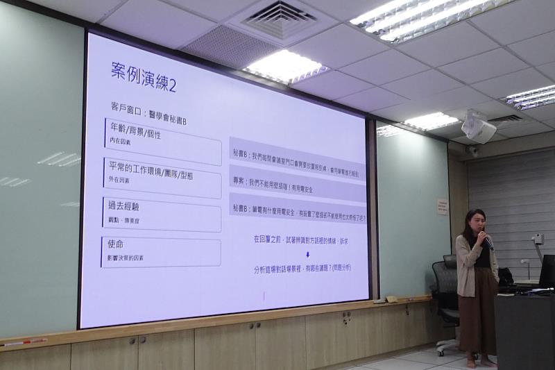 講者以實際案例說明會展產業的語言應用，帶領南大同學體驗專業溝通情境。