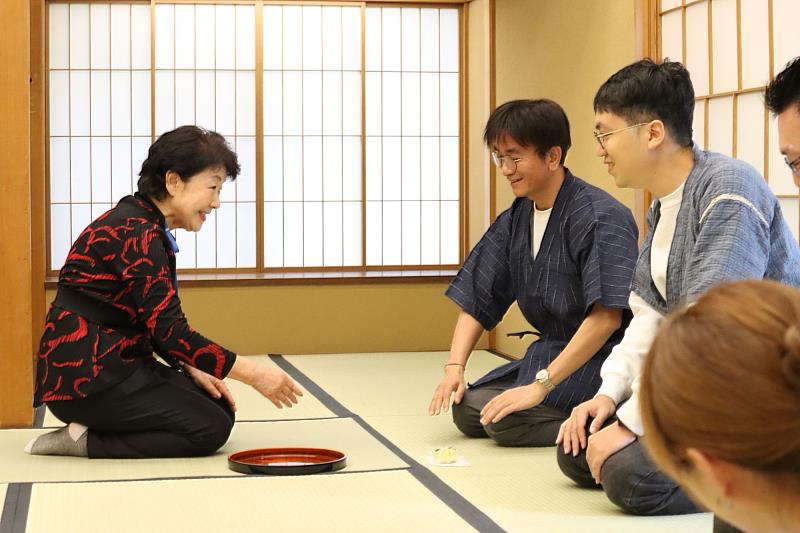 南大EMBA師生於源心庵體驗茶道，從日本待客之道中領會服務品質與細節管理的精神。