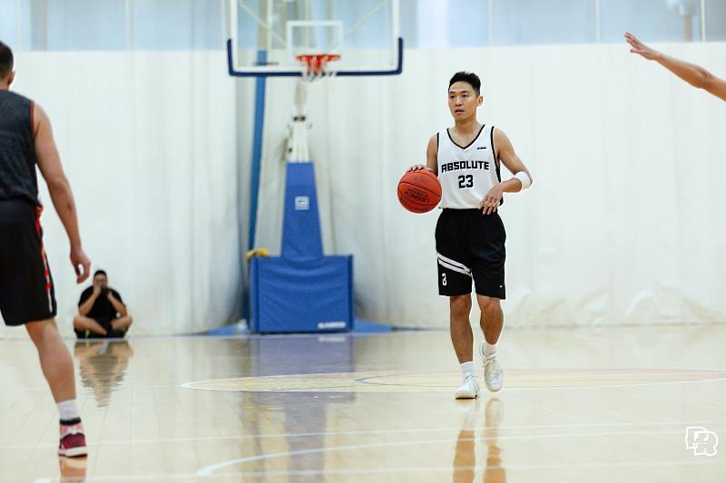 信義房屋黃光宏是台大籃球校隊,進入房仲業,仍不放棄打球,積極參與運動社團、籃球聯賽,保持工作與生活平衡。