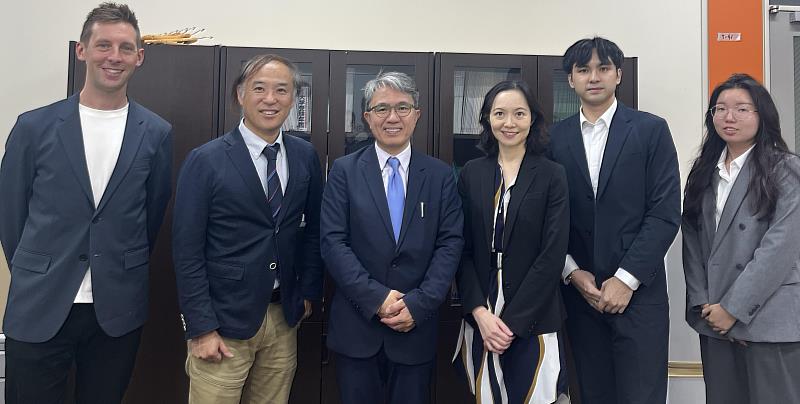 日本法政大學全球跨領域學院院長福岡賢昌（TAKAMASA FUKUOKA）（左2）親自接待實踐大學參訪團隊。