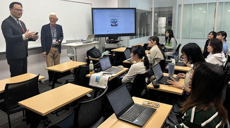 實踐大學國際學程院長廖培安（左1）於日本實踐女子大學課堂，向當地學子分享實踐大學的特色學系與辦學理念。