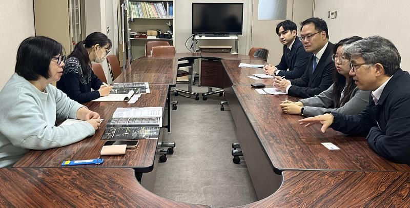 實踐大學國際處及國際學程團隊向東京都立國際高等中學介紹學校理念與國際化校園特色。