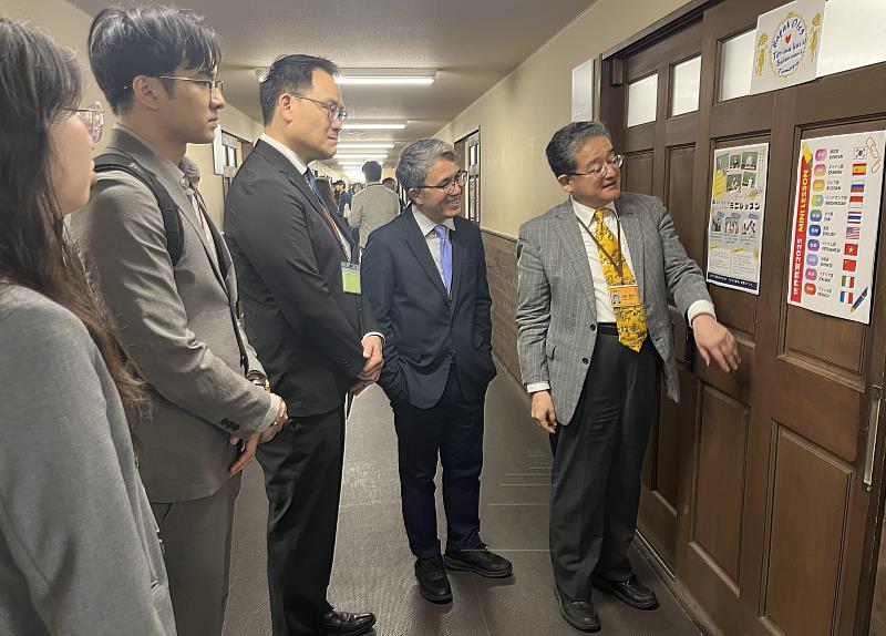 實踐大學參訪團造訪關東國際高等學校，外語科主任辻哲史（SATOSHI TSUJI）（右1）親自介紹校園辦學特色與教育成果，展現該校多元且具國際視野的教育精神。