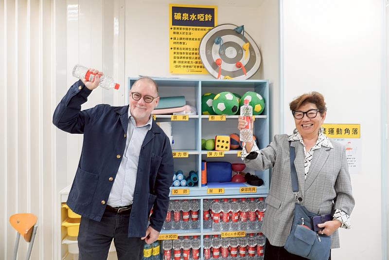 美國俄勒岡州立大學Richard (Rick) A. Settersten, Jr.博士及譚孟春教授（右）造訪新北市「銀色知悠生－蒙特梭利中心」