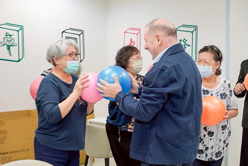 銀色知悠生蒙特梭利中心運用「認知悠能法」，協助長輩延緩老化或失智，自108年至今推動有成，吸引俄勒岡州立大學Richard (Rick) A. Settersten, Jr.博士前來參訪