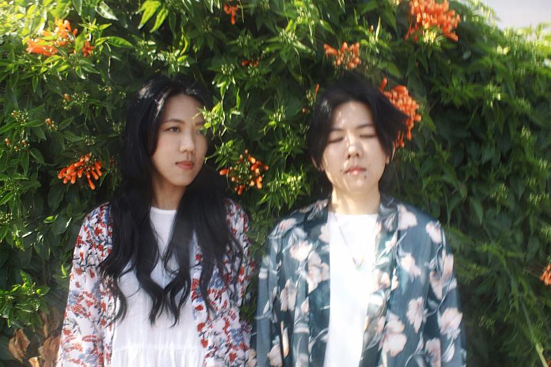 從低谷到清明－依錚依靜以《謎樣的花》唱出生命甦醒的聲音