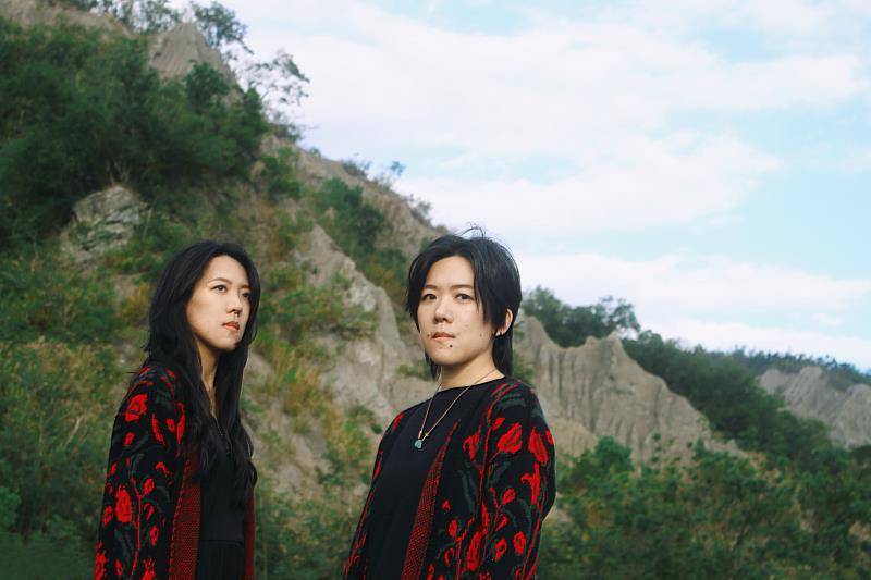 專輯集結金曲製作團隊，跨界詩人與音樂人共譜，撞擊出依錚依靜的全新風貌。（圖／風潮音樂提供）