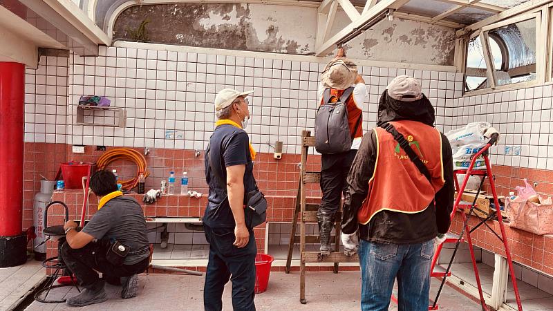 機電團隊檢查線路漏電、電燈插座開關、更換不勘使用器材，讓鄉民有基本的燈與電可以使用。（靈鷲山佛教教團提供）