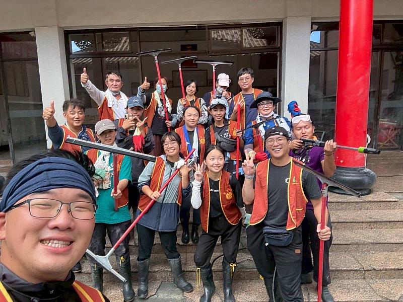 青年團的年輕孩子也分批進駐協助。（靈鷲山佛教教團提供）